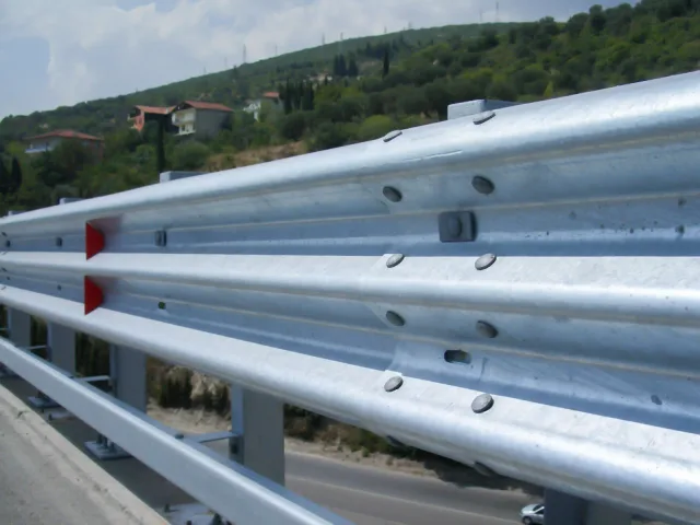 Galvanizli otoyol bariyerinin bağlantı detayı