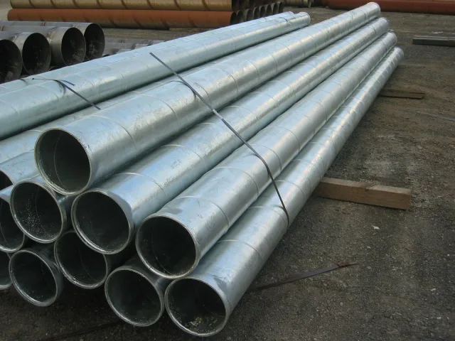 Galvaniz kaplamalı çelik boruların yakın görünümü