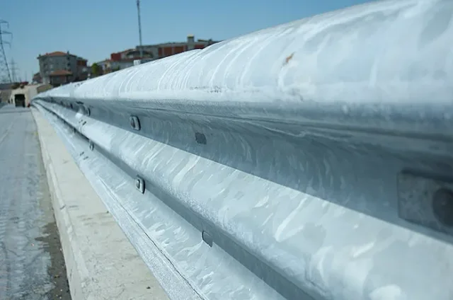 Galvaniz kaplı otoyol bariyerinin metal yüzeyi