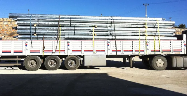 Sevkiyata hazırlanan galvanizli boru direkler