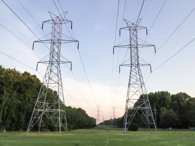 Sahada kullanılan galvanizli enerji nakil hattı direkleri