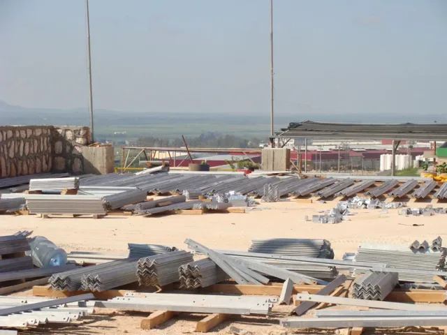 Açık alanda istiflenmiş galvanizli çelik parçalar