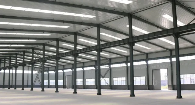Galvanizli çelik taşıyıcılarla kurulmuş endüstriyel yapı