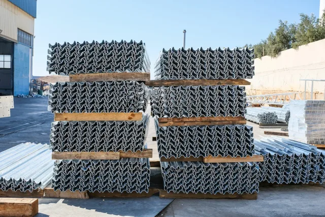 Galmetsan sahasında istiflenmiş galvanizli çelik ürünler
