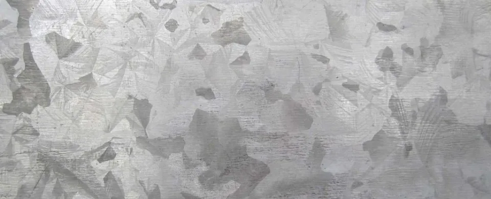 Galvanizli metal yüzeyi